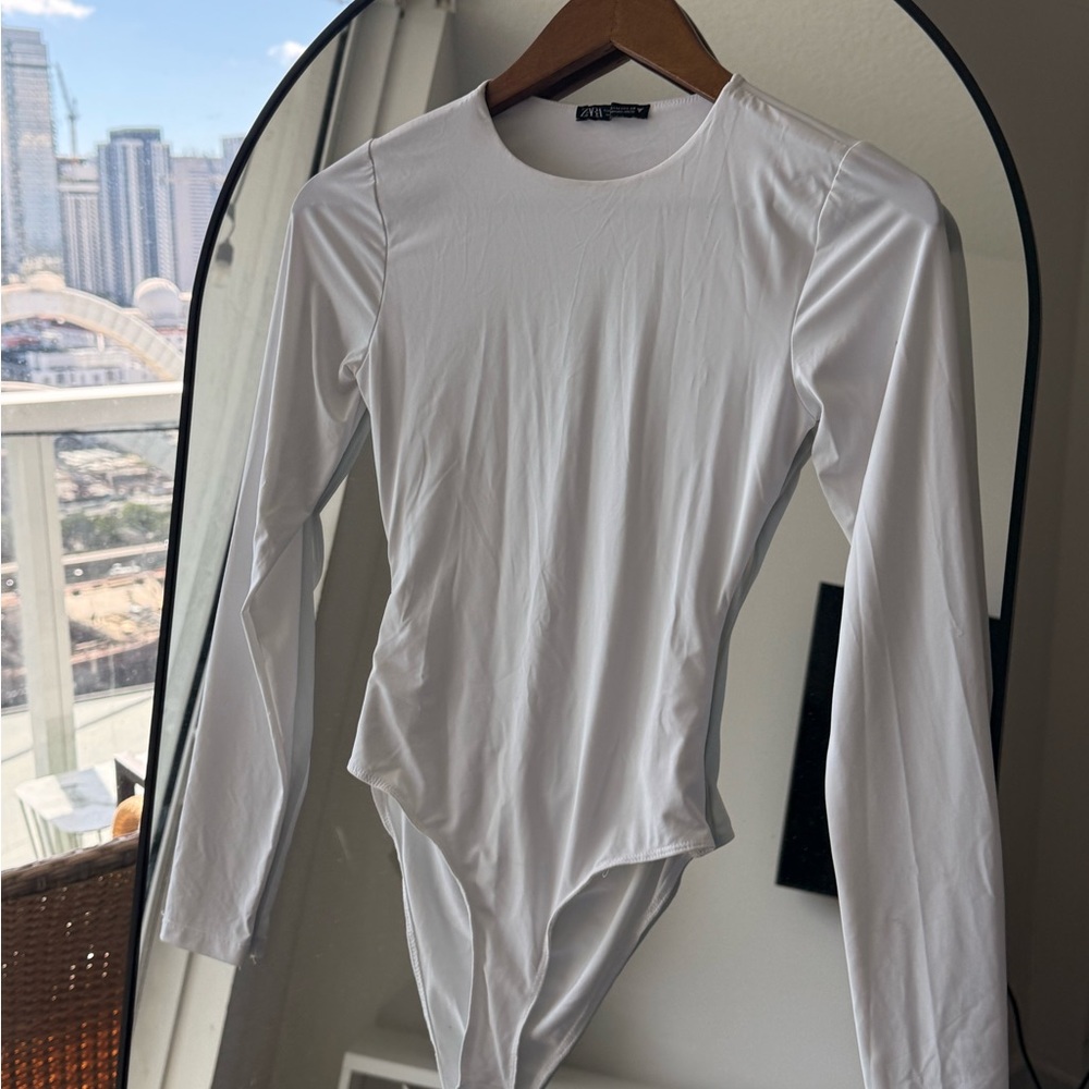 ZARA White Long Sleeve Open-Back Bodysuit – Size M